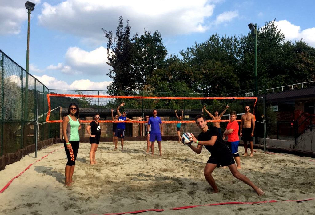 il campo da beach volley si presta perfettamente per divertenti allenamenti di gruppo